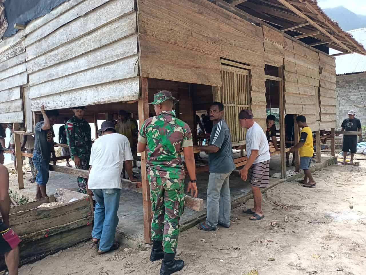 Satgas Yonarhanud 11/WBY Bantu Proses Pemindahan Rumah Panggung Milik Warga Negeri Saleman