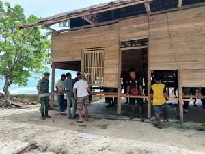 Satgas Yonarhanud 11/WBY Bantu Proses Pemindahan Rumah Panggung Milik Warga Negeri Saleman