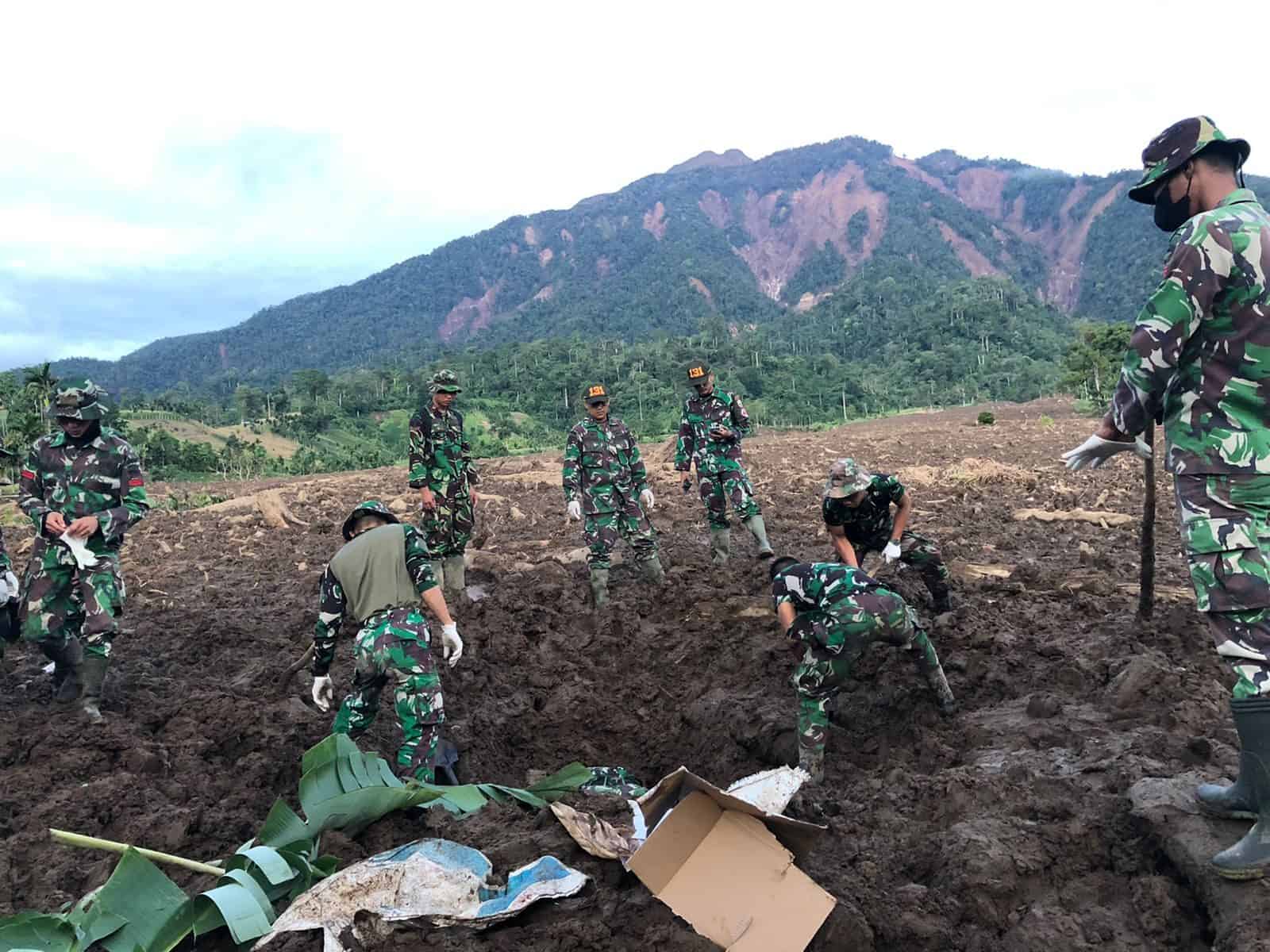 Tim Siaga Bencana Yonif 131/Brs Temukan Satu Jenazah Korban Gempa Pasaman