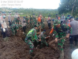 Tim Siaga Bencana Yonif 131/Brs Temukan Satu Jenazah Korban Gempa Pasaman