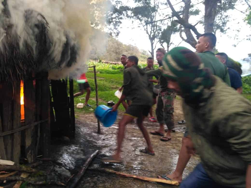 Sigap, Satgas Yonif MR 412 Kostrad Padamkan Kebakaran Honai di Pedalaman Papua