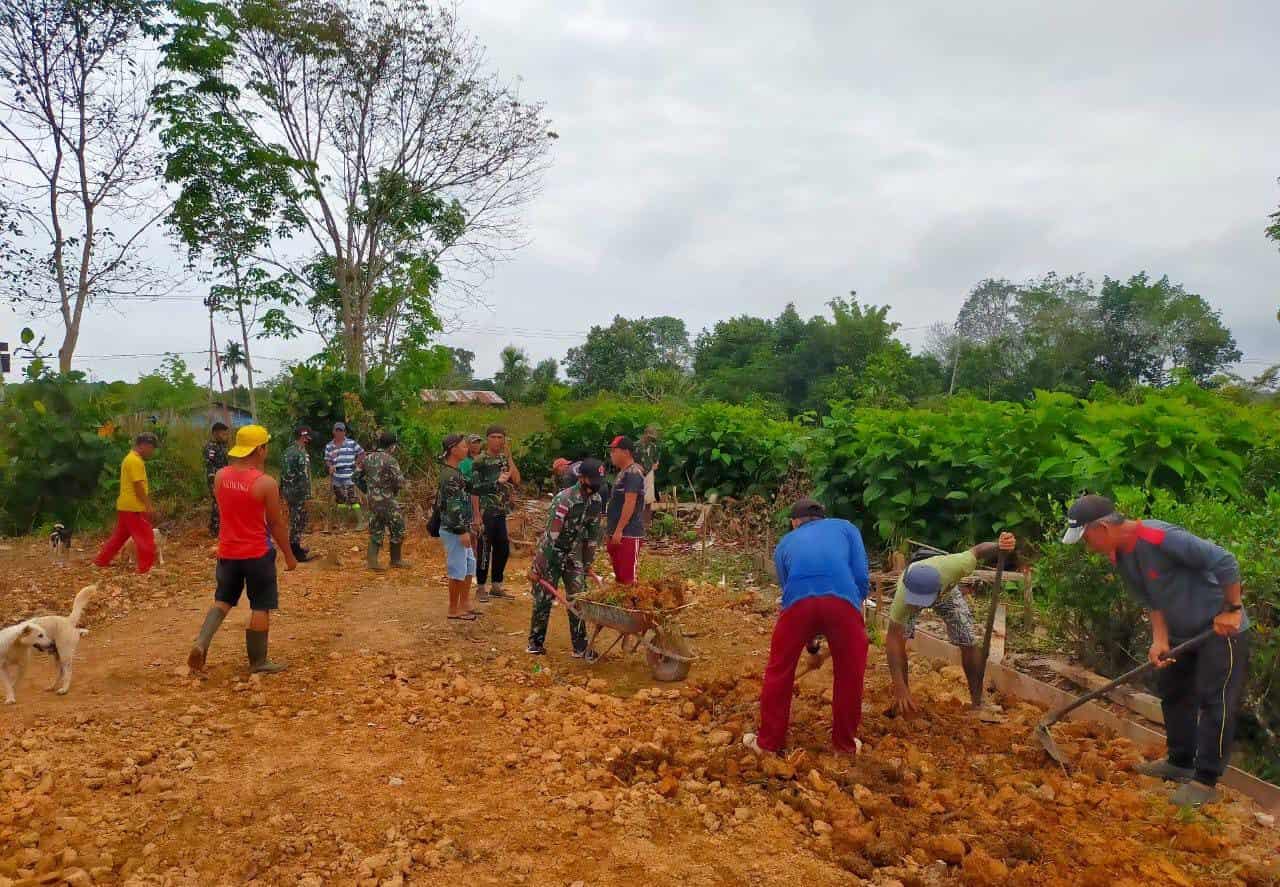Anggota Satgas Yonif 144/JY Gotong Royong Bersihkan Lokasi Pembangunan Gereja Bersama Warga di Perbatasan