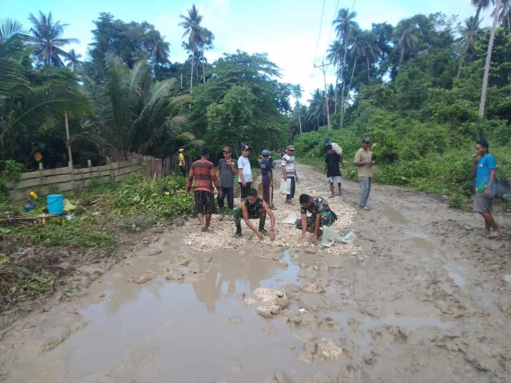 Atasi Kesulitan Warga, Satgas Kodim Maluku Utara Yonif RK 732/Banau Bersama Warga Timbun Jalan Rusak