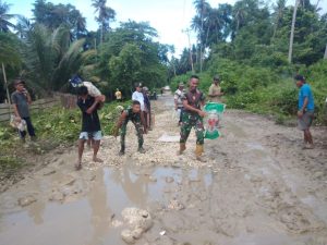 Atasi Kesulitan Warga, Satgas Kodim Maluku Utara Yonif RK 732/Banau Bersama Warga Timbun Jalan Rusak