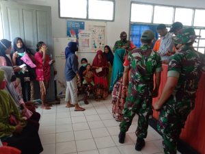 Satgas Yonarhanud 11/WBY Bantu Pengamanan Penyaluran BLT dan Vaksinasi di Negeri Tehoru