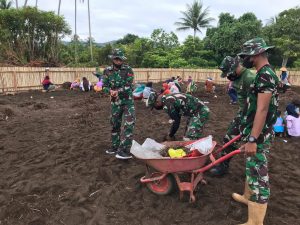 Satgas Kodim Maluku Utara Yonif RK 732/Banau Bantu Masyarakat Buat Kebun Percontohan
