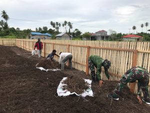 Satgas Kodim Maluku Utara Yonif RK 732/Banau Bantu Masyarakat Buat Kebun Percontohan