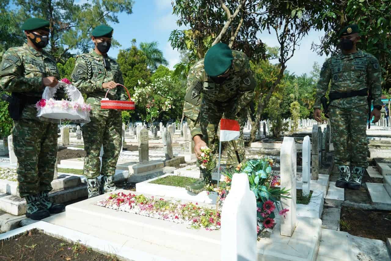 Peringati HUT ke 61 Kostrad, Pangdivif 2 Pimpin Ziarah Rombongan ke TMP Untung Suropati
