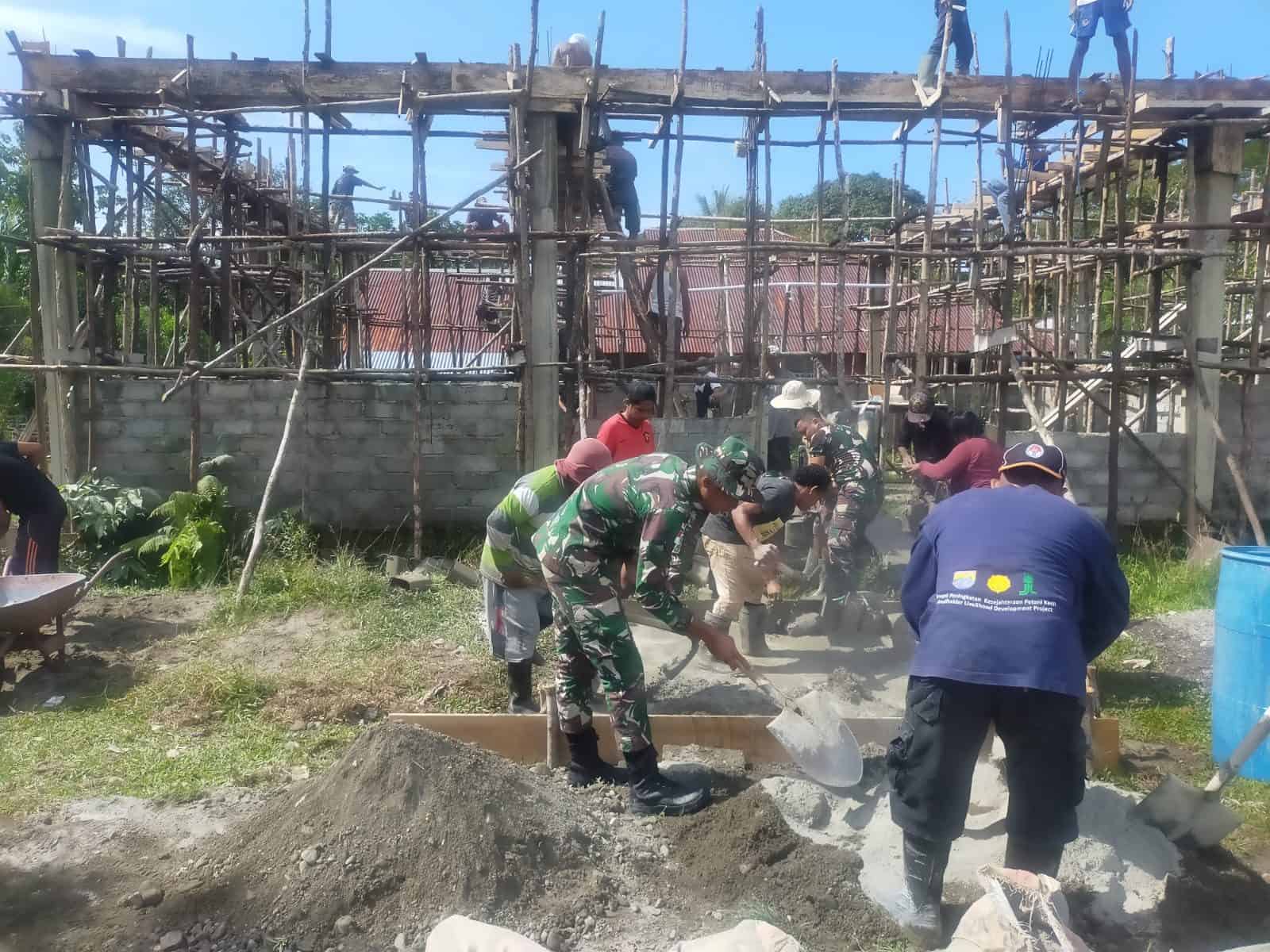 Satgas Kodim Maluku Yonarhanud 11/WBY Gelar Karya Bakti Pembangunan SMTPI di Dusun Pohon Pule
