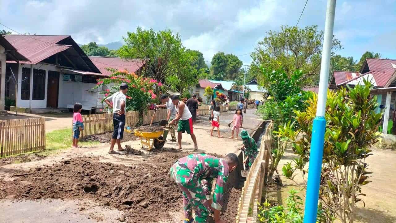 Peduli Lingkungan, Satgas Kodim Maluku Utara Yonif RK 732/Banau Bersama Warga Bersihkan Selokan Air