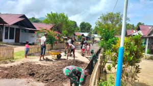 Peduli Lingkungan, Satgas Kodim Maluku Utara Yonif RK 732/Banau Bersama Warga Bersihkan Selokan Air