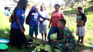 Beli Hasil Kebun Warga, Satgas Yonif MR 412 Bantu Kemajuan Perekonomian Perbatasan