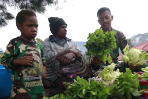 Beli Hasil Kebun Warga, Satgas Yonif MR 412 Bantu Kemajuan Perekonomian Perbatasan