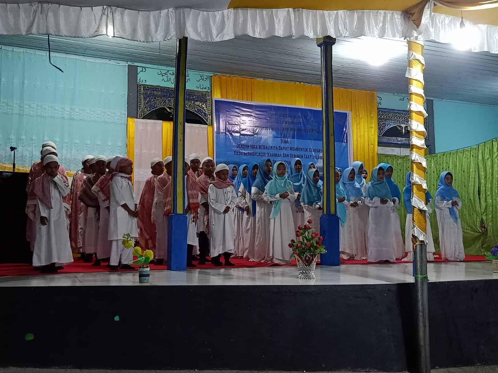 Satgas Yonarhanud 11/WBY Bersama Warga Peringati Isra’ Mi’raj Nabi Muhammad SAW 1443 H di Desa Hualoy