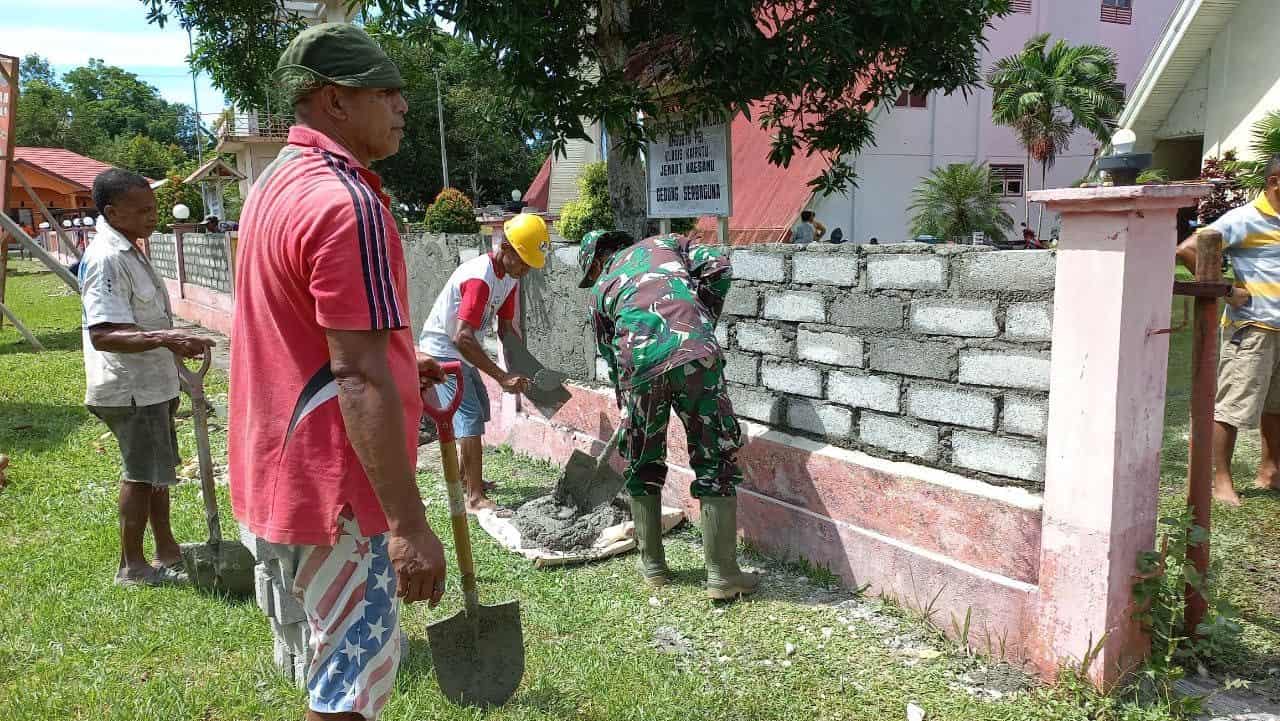 Satgas Yonarhanud 11/WBY Bantu Pembangunan Gereja Zebaut di Desa Waesamu