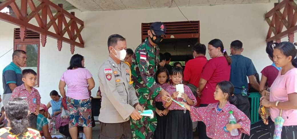 Sinergitas Anggota Satgas Yonif 144/JY Bersama Polri Bagikan Masker di Perbatasan