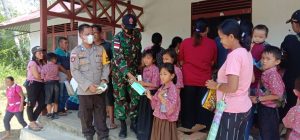 Sinergitas Anggota Satgas Yonif 144/JY Bersama Polri Bagikan Masker di Perbatasan