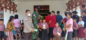 Sinergitas Anggota Satgas Yonif 144/JY Bersama Polri Bagikan Masker di Perbatasan