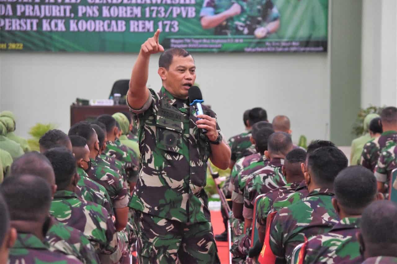 Adat Mansorandak Sambut Kunjungan Pangdam XVII/Cenderawasih