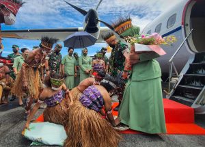 Adat Mansorandak Sambut Kunjungan Pangdam XVII/Cenderawasih