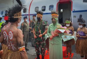 Adat Mansorandak Sambut Kunjungan Pangdam XVII/Cenderawasih