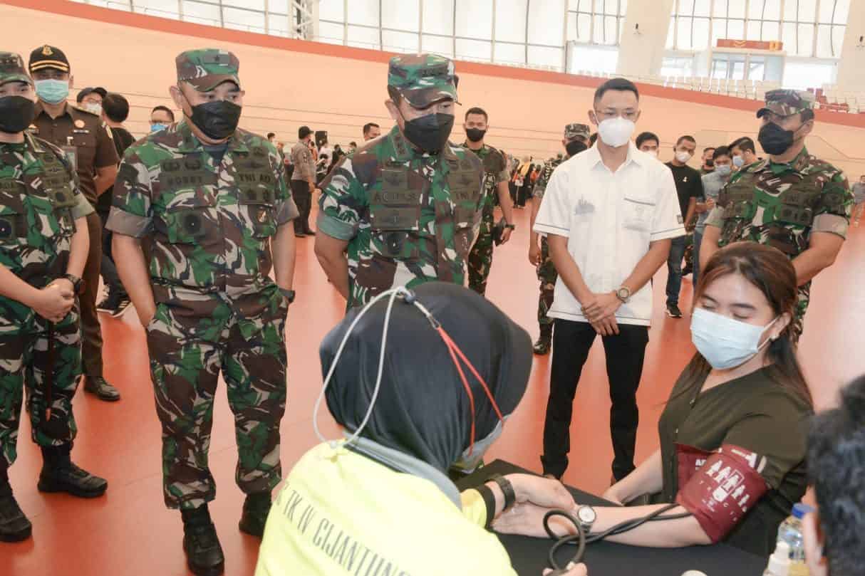 Wakasad Didampingi Kasdam Jaya/Jayakarta Tinjau Pelaksanaan Serbuan Vaksin Masyarakat
