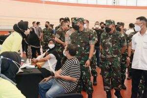 Wakasad Didampingi Kasdam Jaya/Jayakarta Tinjau Pelaksanaan Serbuan Vaksin Masyarakat