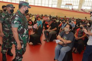 Wakasad Didampingi Kasdam Jaya/Jayakarta Tinjau Pelaksanaan Serbuan Vaksin Masyarakat