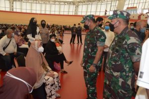 Wakasad Didampingi Kasdam Jaya/Jayakarta Tinjau Pelaksanaan Serbuan Vaksin Masyarakat