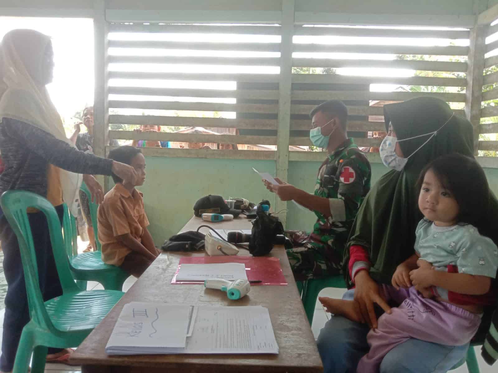 Satgas Yonif 144/JY Gelar Vaksinasi Anak SDN 08 Bersama Nakes Puskesmas di Perbatasan