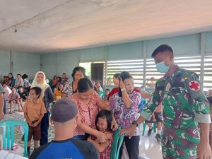 Satgas Yonif 144/JY Gelar Vaksinasi Anak SDN 08 Bersama Nakes Puskesmas di Perbatasan