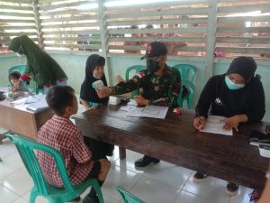 Satgas Yonif 144/JY Gelar Vaksinasi Anak SDN 08 Bersama Nakes Puskesmas di Perbatasan