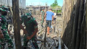 Satgas Kodim Maluku Yonarhanud 11/WBY dan Masyarakat Bergotong Royong Memperbaiki Jalan di Dermaga Desa Mesiang