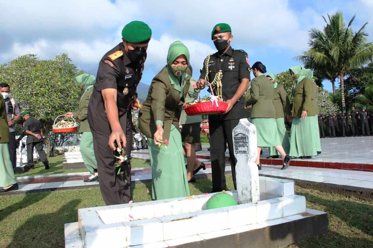 Jelang HUT ke -19 Korem 152/ Baabullah Ziarah dan Tabur Bunga di TMP Banau