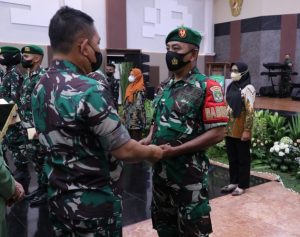 Lima Prajurit Berprestasi Kodam Jaya Dapat Penghargaan Dari Kasad