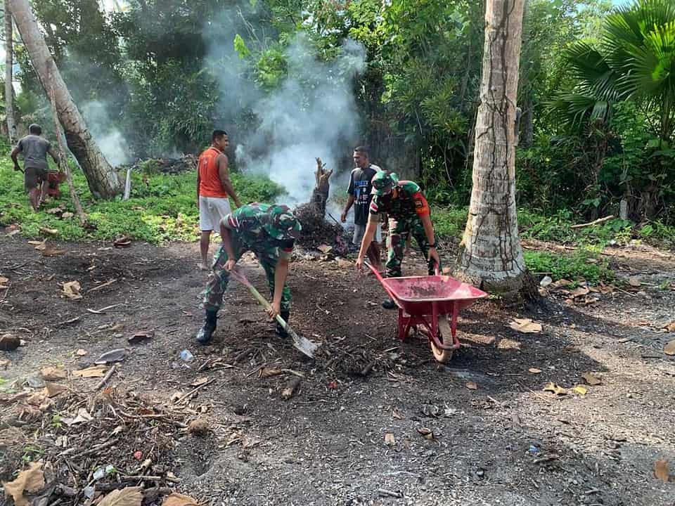 Satgas Yonarhanud 11/WBs Bersihkan Sepanjang Jalan Perkebunan Bersama Masyarakat Negeri Mahu