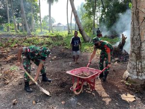 Satgas Yonarhanud 11/WBs Bersihkan Sepanjang Jalan Perkebunan Bersama Masyarakat Negeri Mahu
