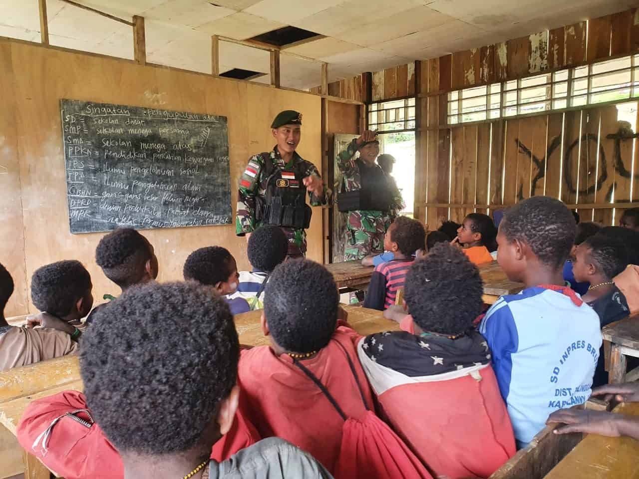 Peduli Pendidikan, Satgas Yonif MR 412 Bantu Mengajar di Pedalaman Papua