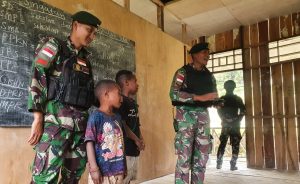 Peduli Pendidikan, Satgas Yonif MR 412 Bantu Mengajar di Pedalaman Papua