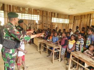 Peduli Pendidikan, Satgas Yonif MR 412 Bantu Mengajar di Pedalaman Papua