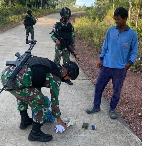 Cegah Kgiatan ilegal Anggota Satgas Yonif 144/JY Gelar Sweeping di Perbatasan