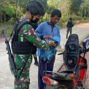 Cegah Kgiatan ilegal Anggota Satgas Yonif 144/JY Gelar Sweeping di Perbatasan
