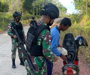 Cegah Kgiatan ilegal Anggota Satgas Yonif 144/JY Gelar Sweeping di Perbatasan