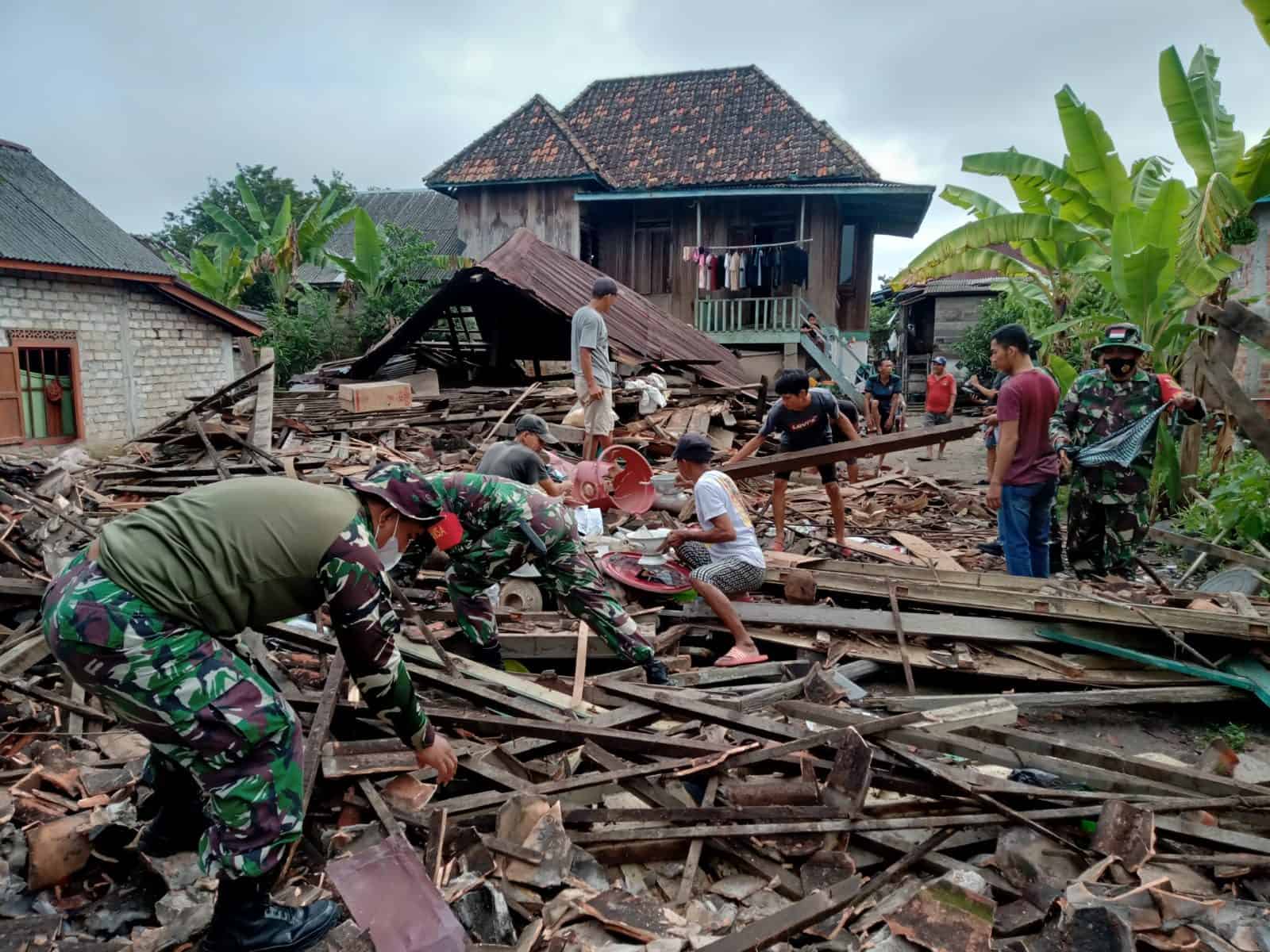 Roboh Terkena Puting Beliung, Koramil 402-04/Tanjung Raja Bantu Bersihkan Puing Rumah Rohal