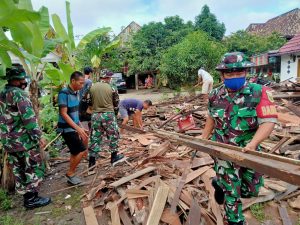 Roboh Terkena Puting Beliung, Koramil 402-04/Tanjung Raja Bantu Bersihkan Puing Rumah Rohal