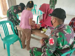 Satgas Yonif 144/JY Gelar Posyandu Balita Bersama Nakes Puskesmas di Perbatasan