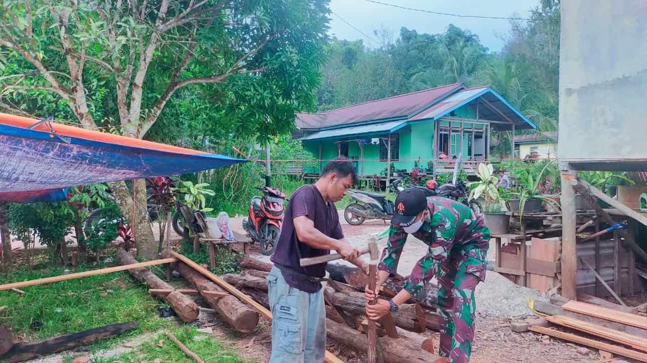 Anggota Satgas Yonif 144/JY Bantu Warga Pembuatan Rumah di Perbatasan
