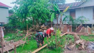 Anggota Satgas Yonif 144/JY Bantu Warga Pembuatan Rumah di Perbatasan