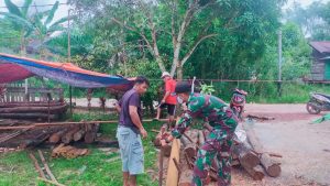 Anggota Satgas Yonif 144/JY Bantu Warga Pembuatan Rumah di Perbatasan