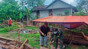 Anggota Satgas Yonif 144/JY Bantu Warga Pembuatan Rumah di Perbatasan
